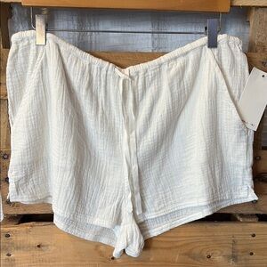 White Women's Shorts